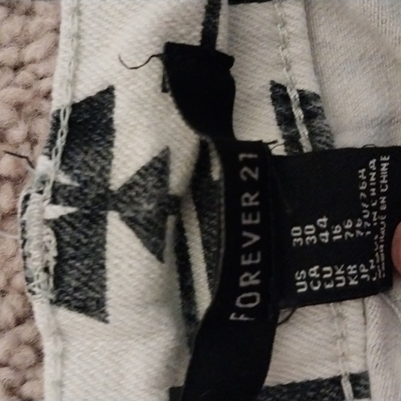 Preloved Forever 21 Aztec Short shorts size 30 - Picture 2 of 3